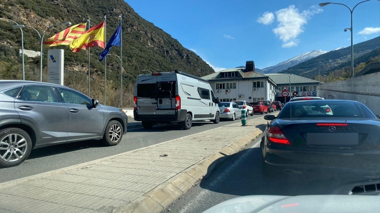 Cua d'entrada a la frontera hispanoandorrana.